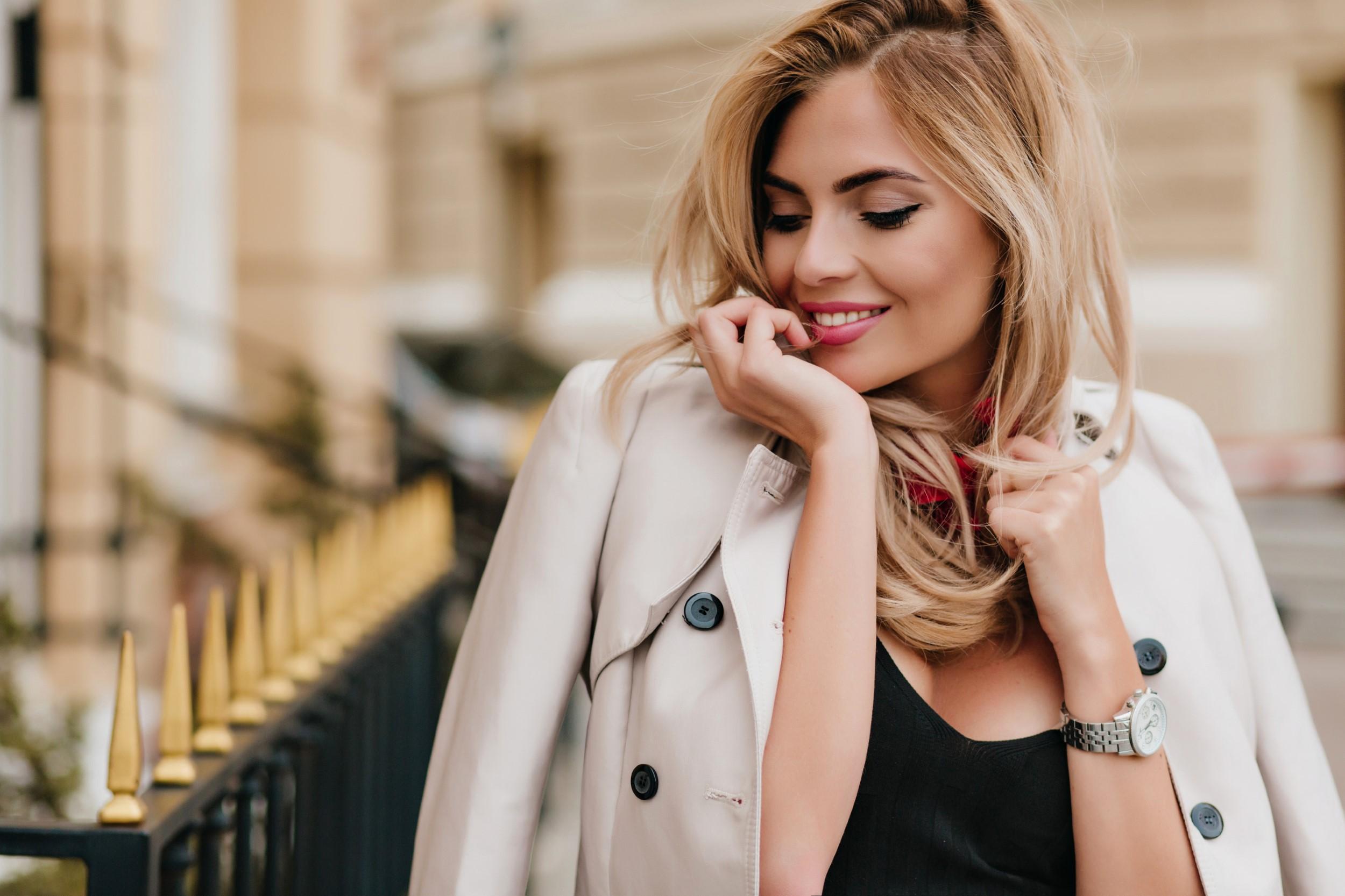 blissful lightly tanned european lady wears stylish jacket having fun after work day laughing close up outdoor photo charming female model with elegant hairstyle enjoying good morning Stylistka